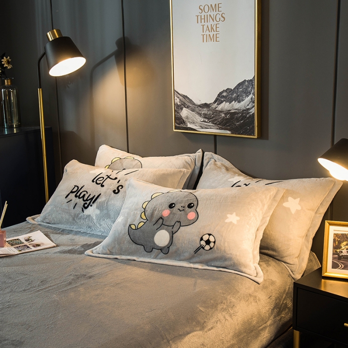 91家纺网 家纺一手货源 找家纺 慕尚 2022新款北欧牛奶绒卡通大版四件套棚拍图 快乐恐龙