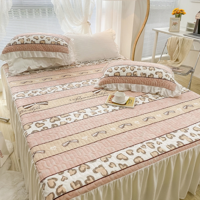 91家纺网 家纺一手货源 找家纺 米莱家纺 2021新款牛奶绒夹棉床裙三件套 心朵