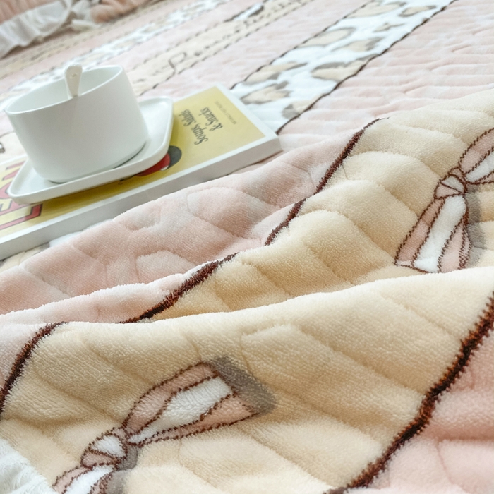 91家纺网 家纺一手货源 找家纺 米莱家纺 2021新款牛奶绒夹棉床裙三件套 心朵