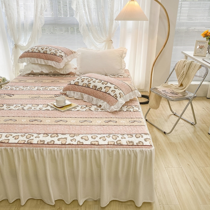 91家纺网 家纺一手货源 找家纺 米莱家纺 2021新款牛奶绒夹棉床裙三件套 心朵