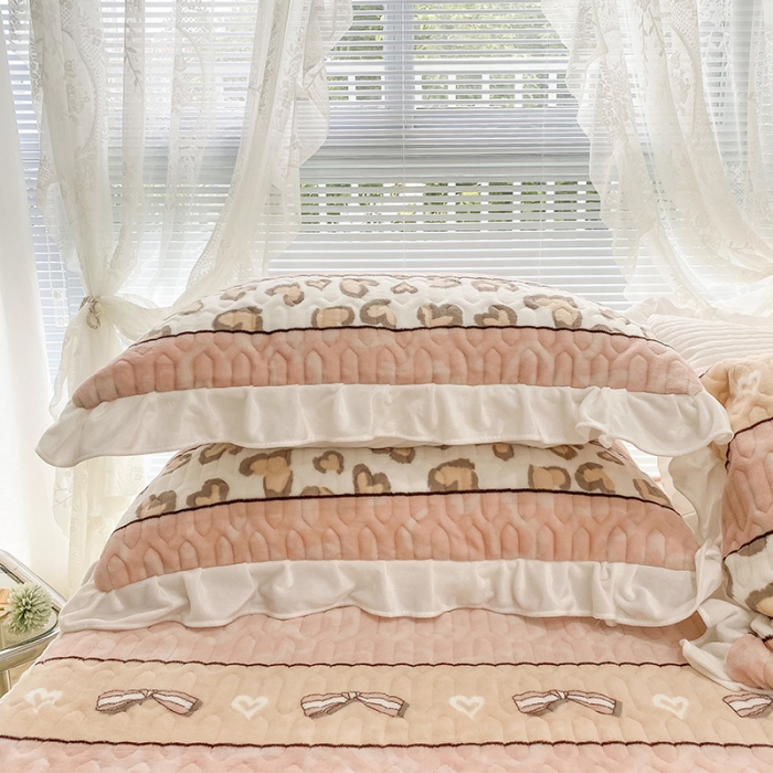 91家纺网 家纺一手货源 找家纺 米莱家纺 2021新款牛奶绒夹棉床裙三件套 心朵