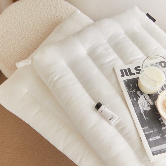 91家纺网 家纺一手货源 找家纺 伟邦枕芯 2021新款80天丝爱心低枕（棚拍图） 白色48*74cm（填充羽丝绒）高度6公分左右