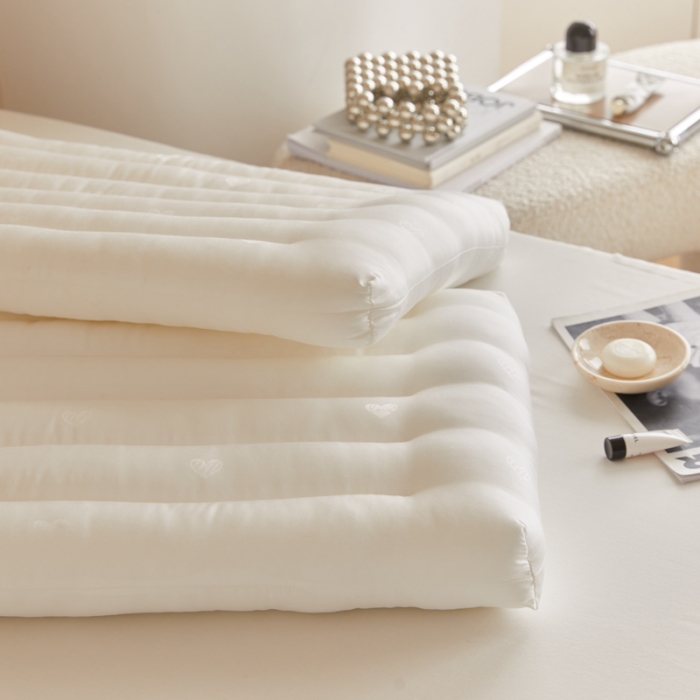 91家纺网 家纺一手货源 找家纺 伟邦枕芯 2021新款80天丝爱心低枕（棚拍图） 白色48*74cm（填充羽丝绒）高度6公分左右