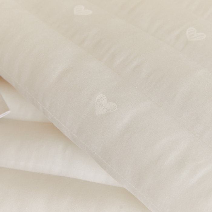 91家纺网 家纺一手货源 找家纺 伟邦枕芯 2021新款80天丝爱心低枕（棚拍图） 白色48*74cm（填充羽丝绒）高度6公分左右