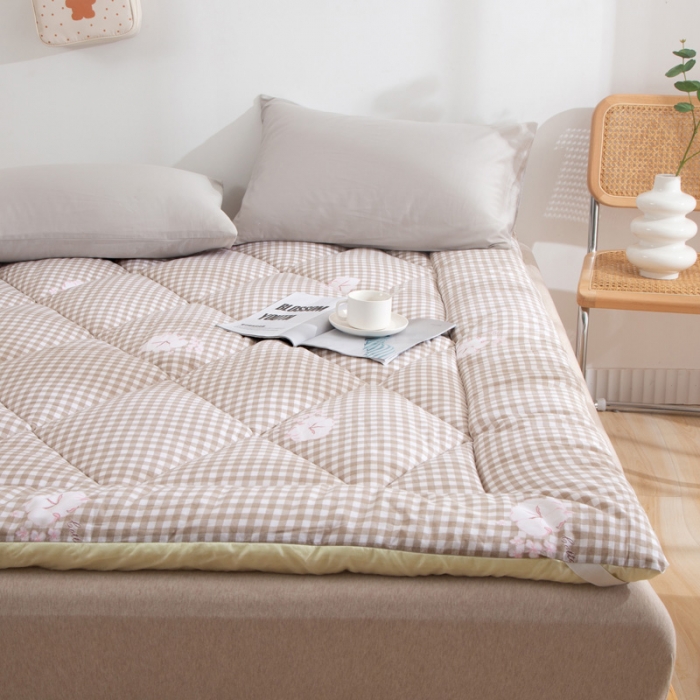 91家纺网 家纺一手货源 找家纺 2025新款 全棉纱布棉花床垫（新疆棉填充）量大价优 格子咖