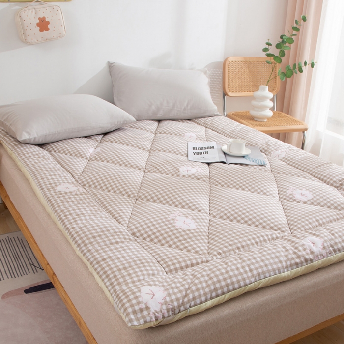 91家纺网 家纺一手货源 找家纺 2025新款 全棉纱布棉花床垫（新疆棉填充）量大价优 格子咖