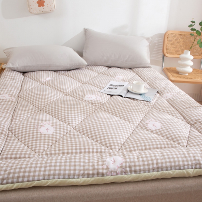 91家纺网 家纺一手货源 找家纺 2025新款 全棉纱布棉花床垫（新疆棉填充）量大价优 格子咖