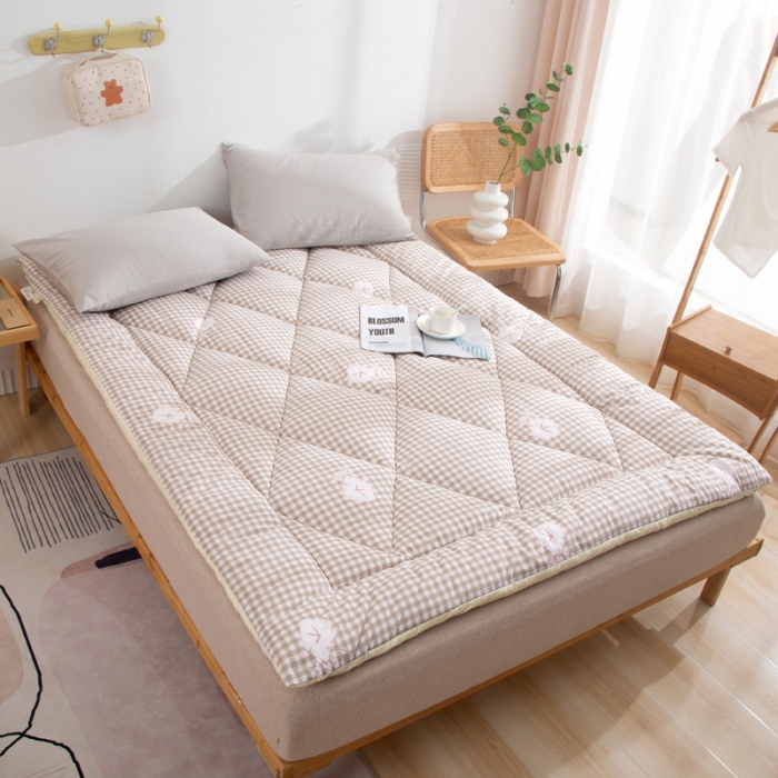 91家纺网 家纺一手货源 找家纺 2025新款 全棉纱布棉花床垫（新疆棉填充）量大价优 格子咖