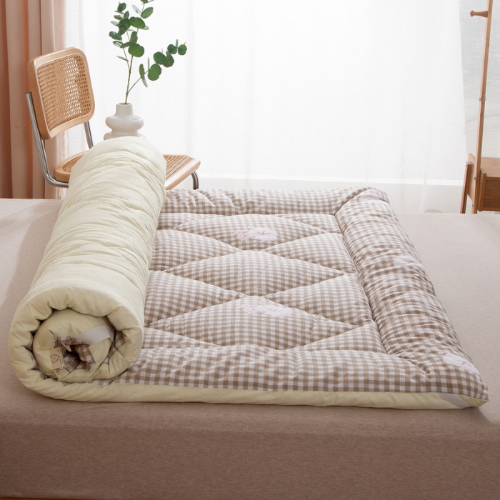 91家纺网 家纺一手货源 找家纺 2025新款 全棉纱布棉花床垫（新疆棉填充）量大价优 格子咖