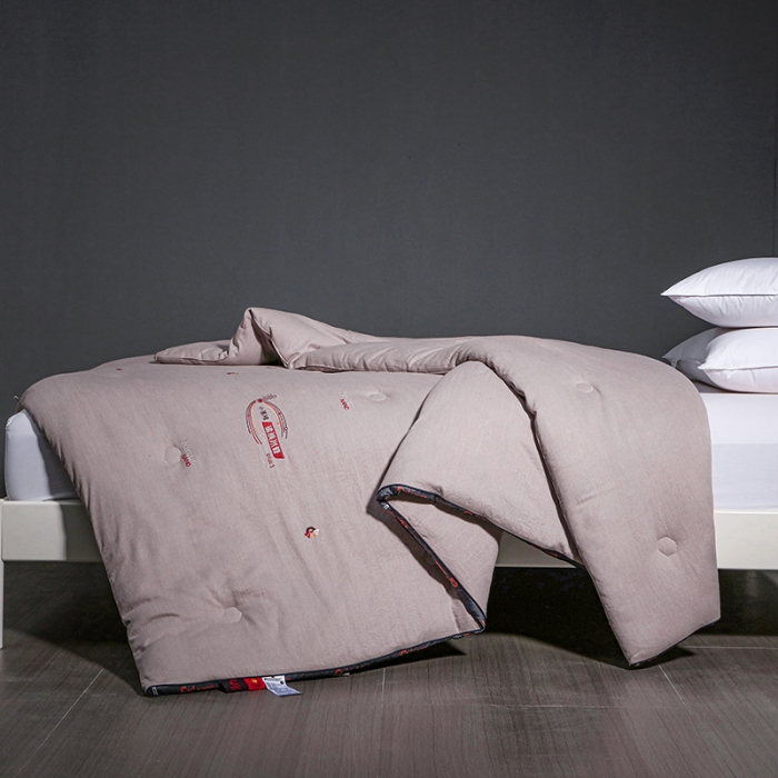 91家纺网 家纺一手货源 找家纺 （总）榻尚家居2021新款赋热绣花小黑被