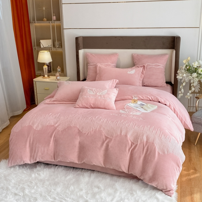 91家纺网 家纺一手货源 找家纺 （总）安妮 2021新款高克重牛奶绒刺绣四件套-施华洛