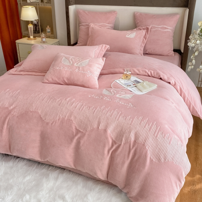 91家纺网 家纺一手货源 找家纺 （总）安妮 2021新款高克重牛奶绒刺绣四件套-施华洛