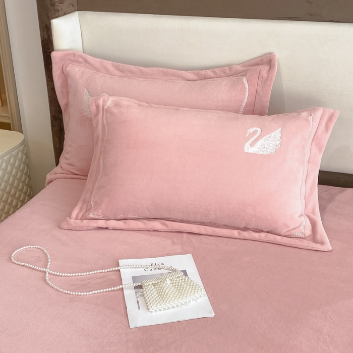 91家纺网 家纺一手货源 找家纺 （总）安妮 2021新款高克重牛奶绒刺绣四件套-施华洛