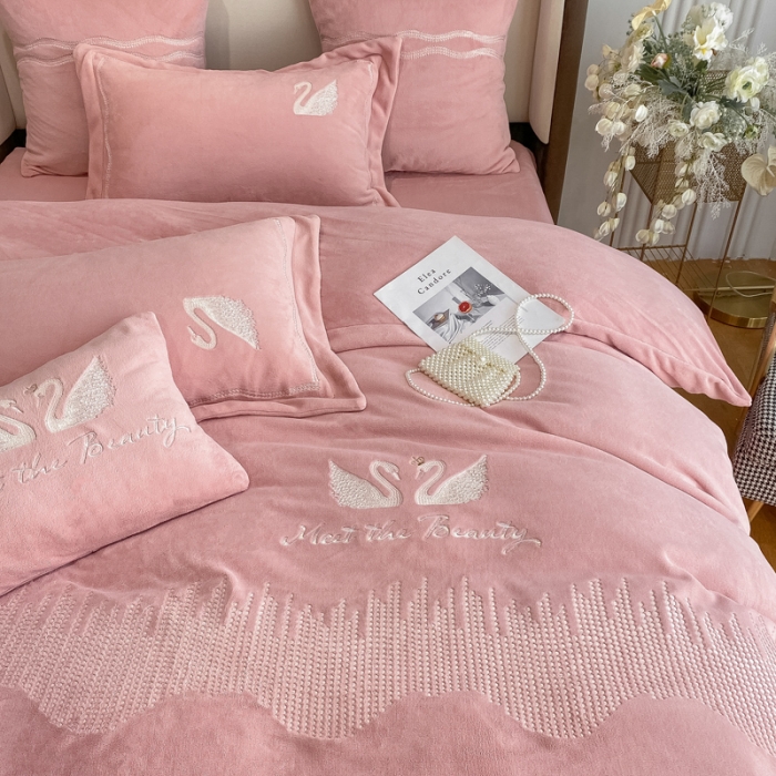 91家纺网 家纺一手货源 找家纺 （总）安妮 2021新款高克重牛奶绒刺绣四件套-施华洛