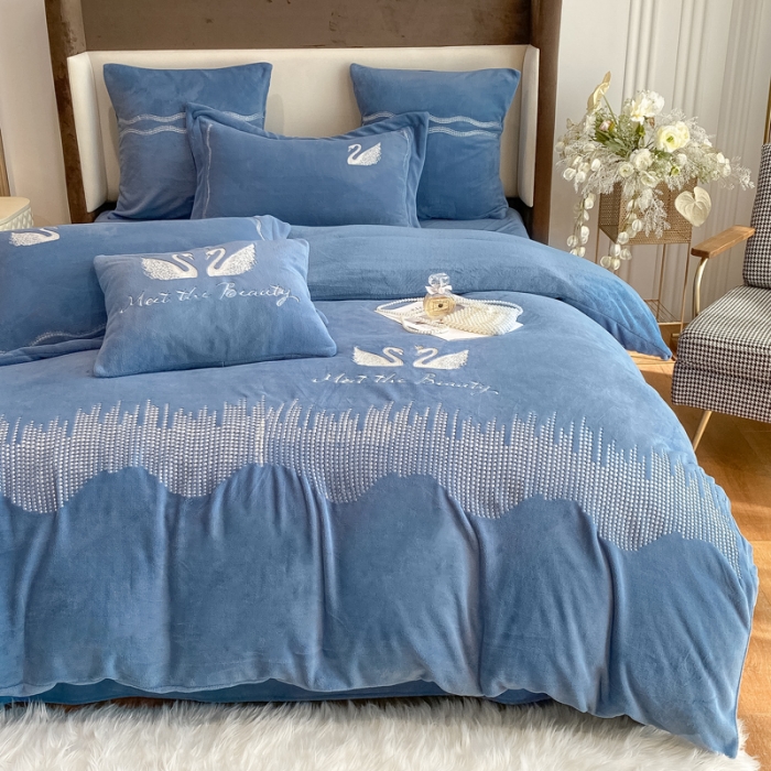 91家纺网 家纺一手货源 找家纺 安妮 2021新款高克重牛奶绒刺绣四件套-施华洛 黛青蓝