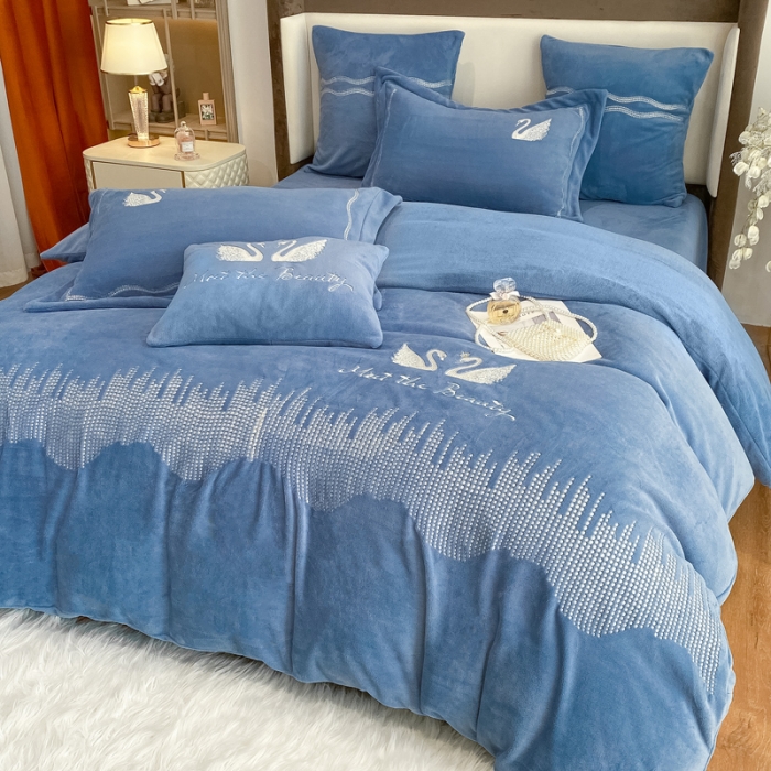 91家纺网 家纺一手货源 找家纺 安妮 2021新款高克重牛奶绒刺绣四件套-施华洛 黛青蓝
