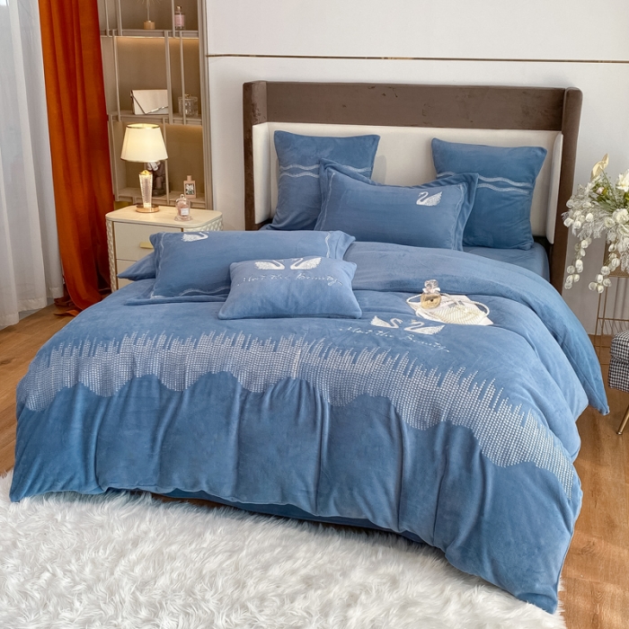 91家纺网 家纺一手货源 找家纺 安妮 2021新款高克重牛奶绒刺绣四件套-施华洛 黛青蓝