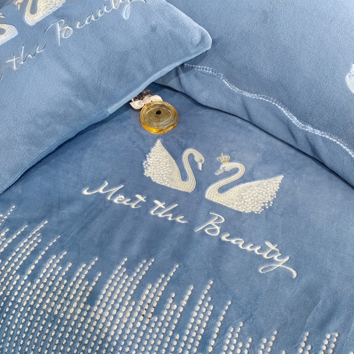 91家纺网 家纺一手货源 找家纺 安妮 2021新款高克重牛奶绒刺绣四件套-施华洛 黛青蓝