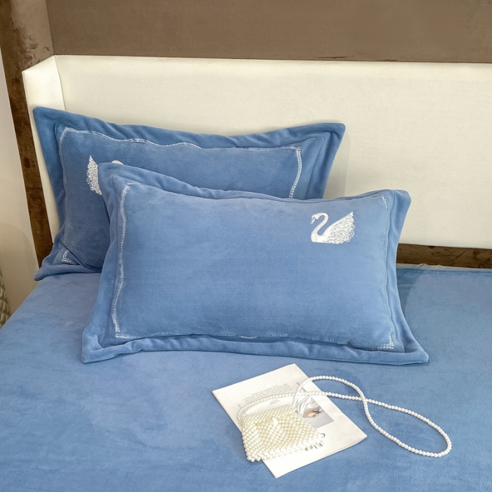 91家纺网 家纺一手货源 找家纺 安妮 2021新款高克重牛奶绒刺绣四件套-施华洛 黛青蓝