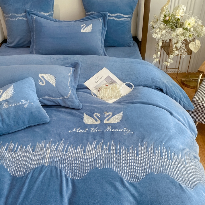 91家纺网 家纺一手货源 找家纺 安妮 2021新款高克重牛奶绒刺绣四件套-施华洛 黛青蓝