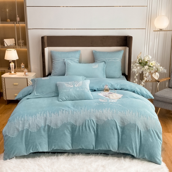 91家纺网 家纺一手货源 找家纺 安妮 2021新款高克重牛奶绒刺绣四件套-施华洛 茉莉蓝