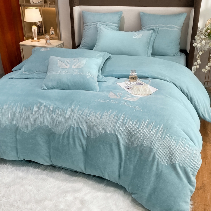 91家纺网 家纺一手货源 找家纺 安妮 2021新款高克重牛奶绒刺绣四件套-施华洛 茉莉蓝