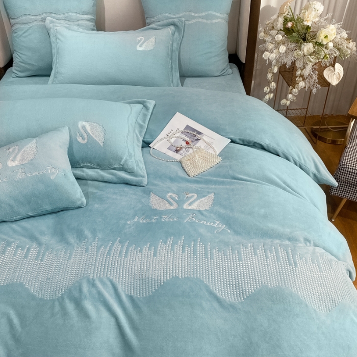 91家纺网 家纺一手货源 找家纺 安妮 2021新款高克重牛奶绒刺绣四件套-施华洛 茉莉蓝