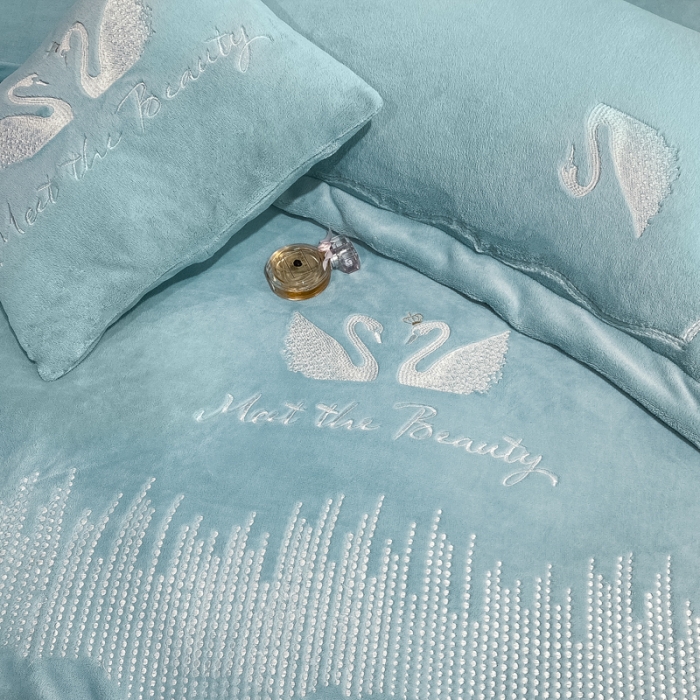 91家纺网 家纺一手货源 找家纺 安妮 2021新款高克重牛奶绒刺绣四件套-施华洛 茉莉蓝