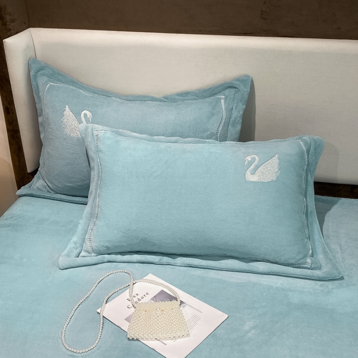 91家纺网 家纺一手货源 找家纺 安妮 2021新款高克重牛奶绒刺绣四件套-施华洛 茉莉蓝