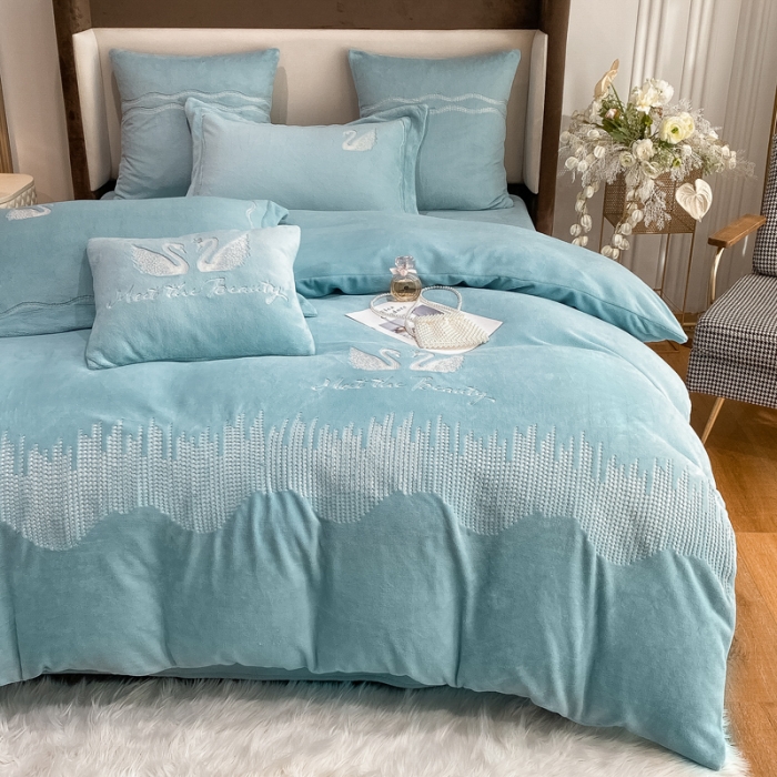 91家纺网 家纺一手货源 找家纺 安妮 2021新款高克重牛奶绒刺绣四件套-施华洛 茉莉蓝