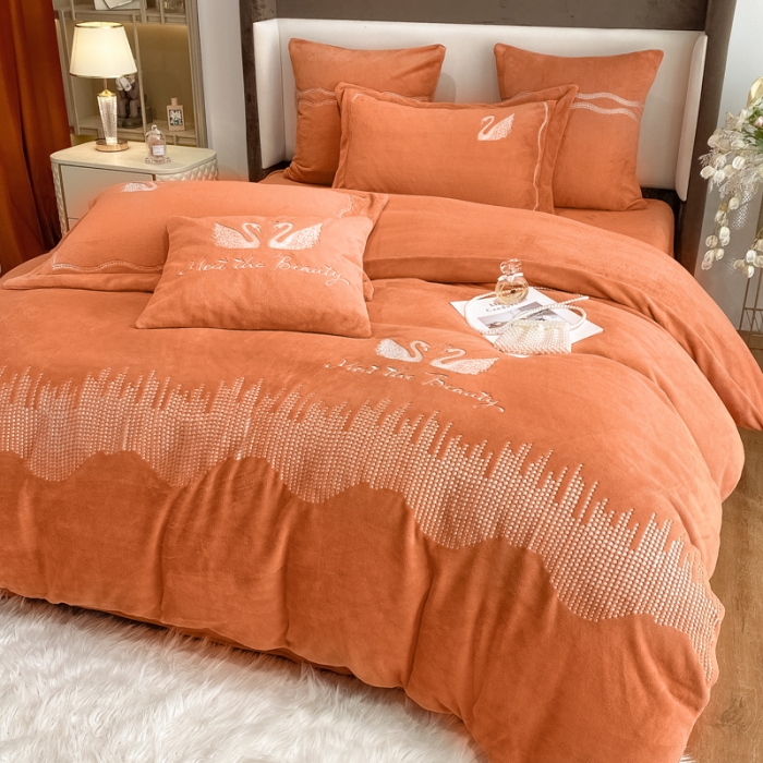 91家纺网 家纺一手货源 找家纺 安妮 2021新款高克重牛奶绒刺绣四件套-施华洛 南瓜橘