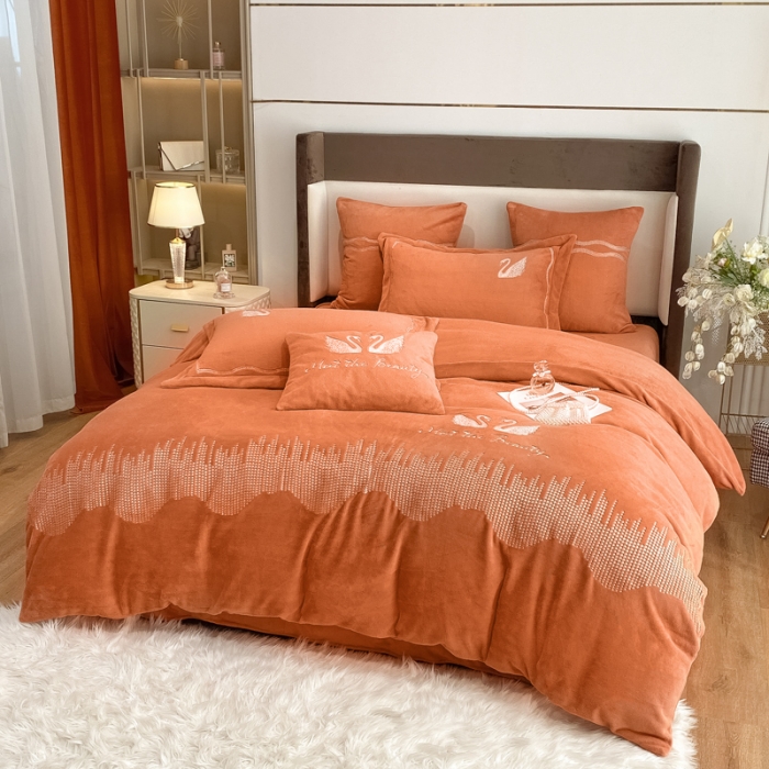 91家纺网 家纺一手货源 找家纺 安妮 2021新款高克重牛奶绒刺绣四件套-施华洛 南瓜橘