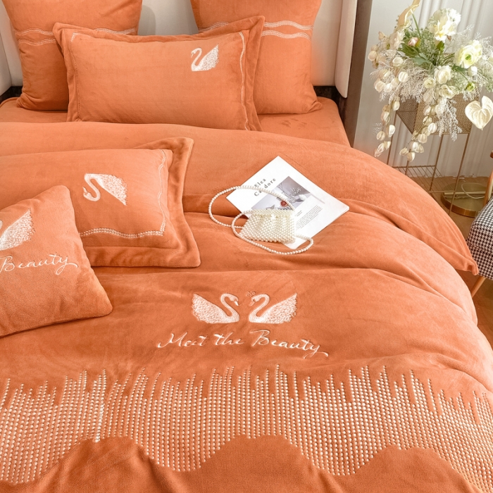 91家纺网 家纺一手货源 找家纺 安妮 2021新款高克重牛奶绒刺绣四件套-施华洛 南瓜橘