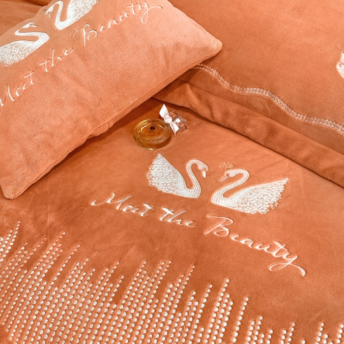 91家纺网 家纺一手货源 找家纺 安妮 2021新款高克重牛奶绒刺绣四件套-施华洛 南瓜橘