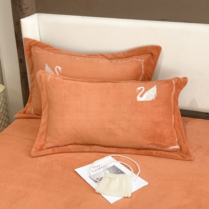 91家纺网 家纺一手货源 找家纺 安妮 2021新款高克重牛奶绒刺绣四件套-施华洛 南瓜橘