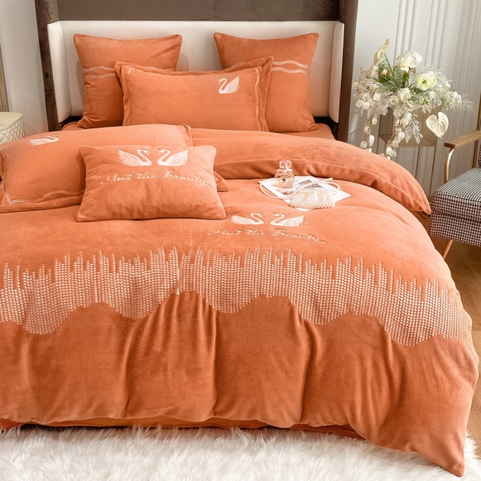 91家纺网 家纺一手货源 找家纺 安妮 2021新款高克重牛奶绒刺绣四件套-施华洛 南瓜橘