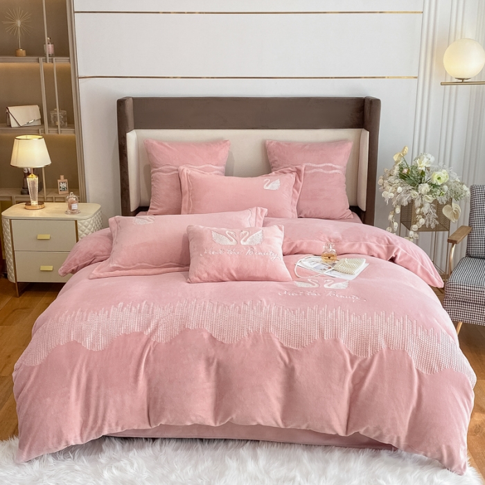 91家纺网 家纺一手货源 找家纺 安妮 2021新款高克重牛奶绒刺绣四件套-施华洛 温柔粉