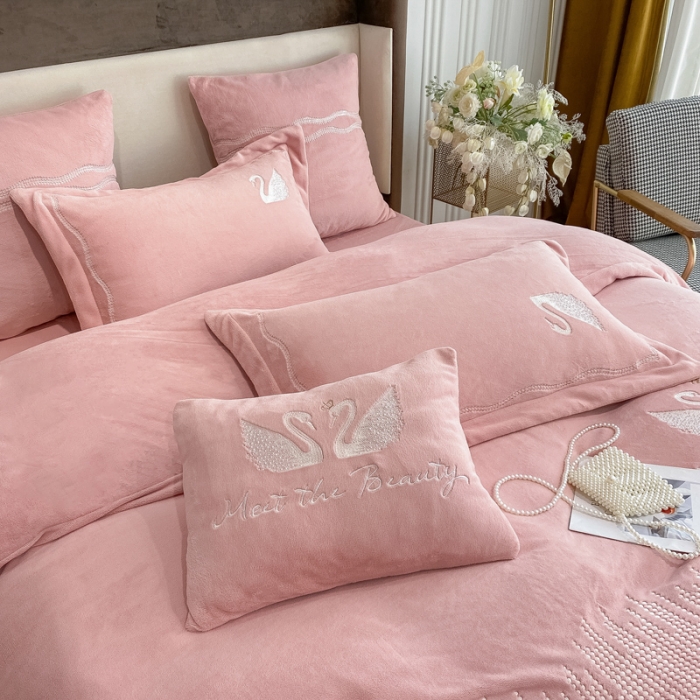 91家纺网 家纺一手货源 找家纺 安妮 2021新款高克重牛奶绒刺绣四件套-施华洛 温柔粉