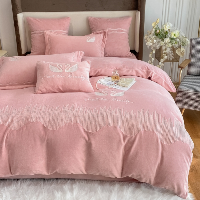 91家纺网 家纺一手货源 找家纺 安妮 2021新款高克重牛奶绒刺绣四件套-施华洛 温柔粉