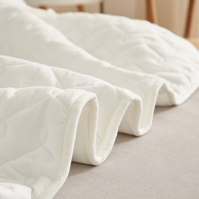 91家纺网 家纺一手货源 找家纺 爱喔 2021新款日式良品A类全棉色织水洗棉夹棉床笠 月光白