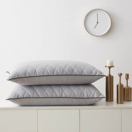 91家纺网 家纺一手货源 找家纺 新款枕芯 五彩缤纷款绗绣羽丝绒特惠跑量款枕头