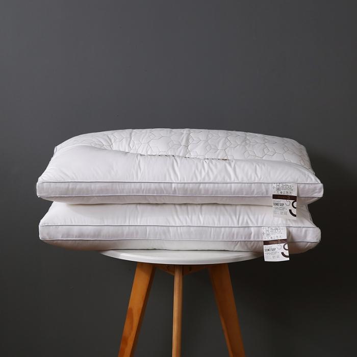 91家纺网 家纺一手货源 找家纺 全棉加高刺绣绗缝立体护颈枕芯分区羽丝绒助眠枕头定型家用保健枕