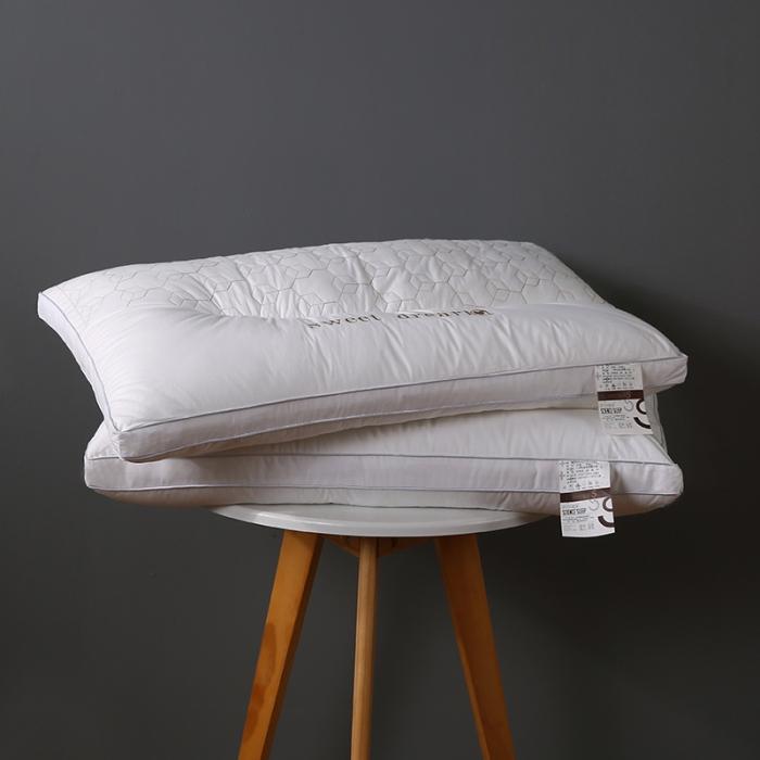 91家纺网 家纺一手货源 找家纺 全棉加高刺绣绗缝立体护颈枕芯分区羽丝绒助眠枕头定型家用保健枕