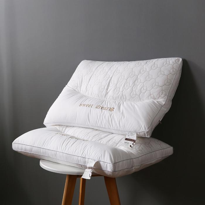 91家纺网 家纺一手货源 找家纺 全棉加高刺绣绗缝立体护颈枕芯分区羽丝绒助眠枕头定型家用保健枕