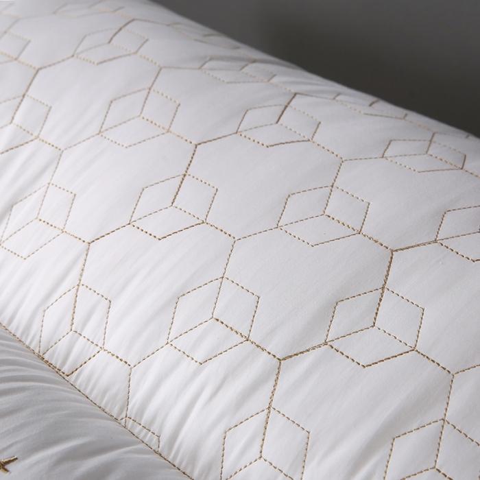 91家纺网 家纺一手货源 找家纺 全棉加高刺绣绗缝立体护颈枕芯分区羽丝绒助眠枕头定型家用保健枕