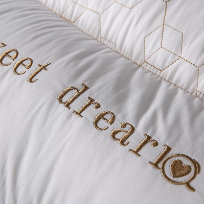 91家纺网 家纺一手货源 找家纺 全棉加高刺绣绗缝立体护颈枕芯分区羽丝绒助眠枕头定型家用保健枕