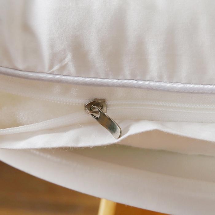 91家纺网 家纺一手货源 找家纺 全棉加高刺绣绗缝立体护颈枕芯分区羽丝绒助眠枕头定型家用保健枕