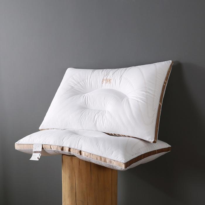 91家纺网 家纺一手货源 找家纺 全棉撞色刺绣绗缝立体护颈枕芯分区羽丝绒助眠枕头定型家用保健枕