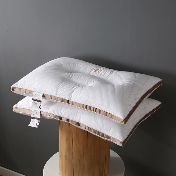 91家纺网 家纺一手货源 找家纺 全棉撞色刺绣绗缝立体护颈枕芯分区羽丝绒助眠枕头定型家用保健枕