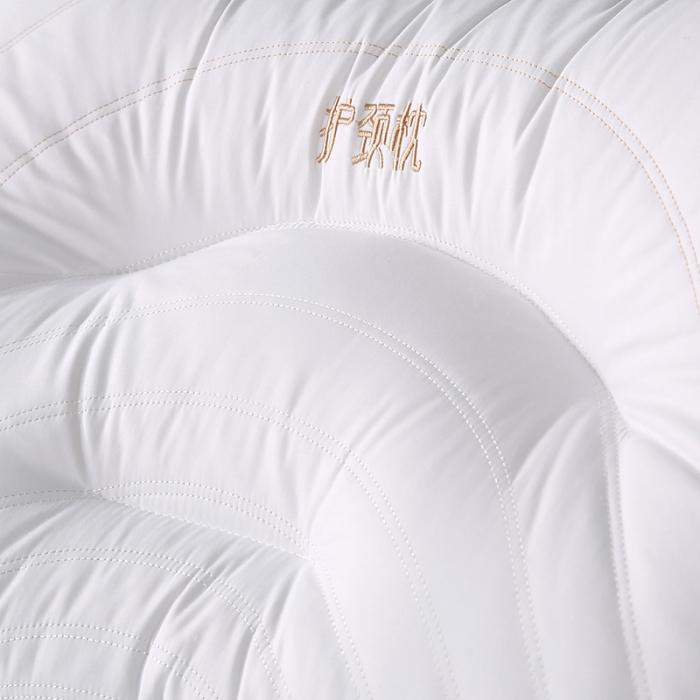 91家纺网 家纺一手货源 找家纺 全棉撞色刺绣绗缝立体护颈枕芯分区羽丝绒助眠枕头定型家用保健枕